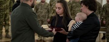 Президент України нагородив «Золотою Зіркою» дружину і тримісячного сина Захисника, який загинув ще у лютому